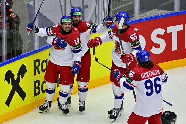 Jakub Flek slaví se spoluhráči gól do sítě Německa na MS v hokeji 2025.