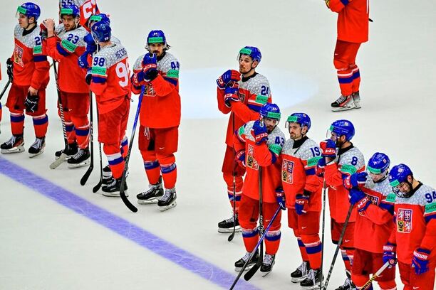 Český tým na MS v hokeji 2025 po porážce s USA 2:5.