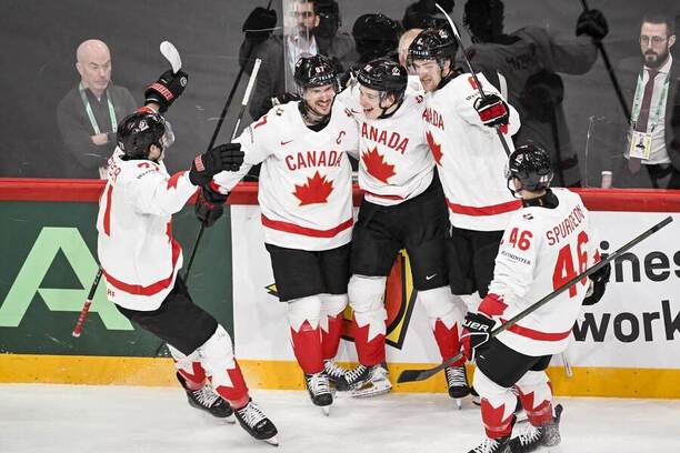 Kanaďané slaví gól na MS v hokeji 2025: Zleva Tyson Foerster, Sidney Crosby, Macklin Celebrini, Travis Sanheim a Jared Spurgeon
