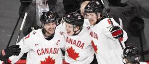 Kanaďané slaví gól na MS v hokeji 2025: Zleva Tyson Foerster, Sidney Crosby, Macklin Celebrini, Travis Sanheim a Jared Spurgeon