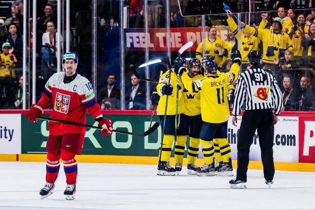 MS v hokeji 2025, smutný Roman Červenka, v pozadí slaví Švédové