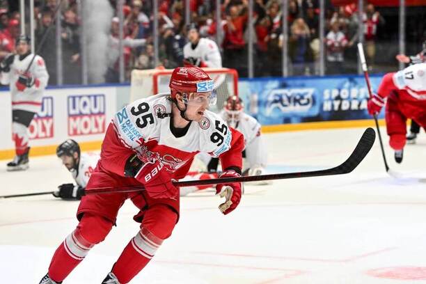 Nick Olesen slaví vítězný gól proti Kanadě, který Dánsko na MS v hokeji 2025 nasměroval do bojů o medaile