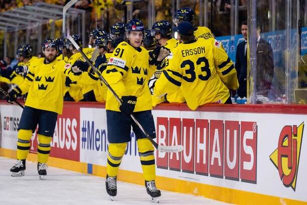 Útočník Leo Carlsson slaví jeden z gólů ve čtvrtfinále proti Česku, Švédsko dnes na MS hraje semifinále s USA