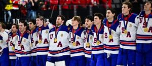 Tým USA se zlatými medailemi pro vítěze Mistrovství světa v ledním hokeji 2025.