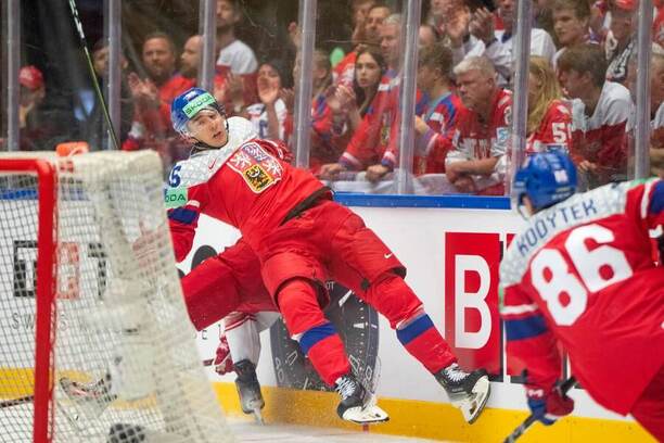 MS v hokeji 2025, Libor Hájek (vlevo) a Petr Kodýtek patří do skupiny českých hráčů, kteří na turnaji zaostali