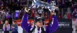 Česká hokejistka Denisa Křížová s Walter Cupem, trofejí pro šampionky ženské PWHL