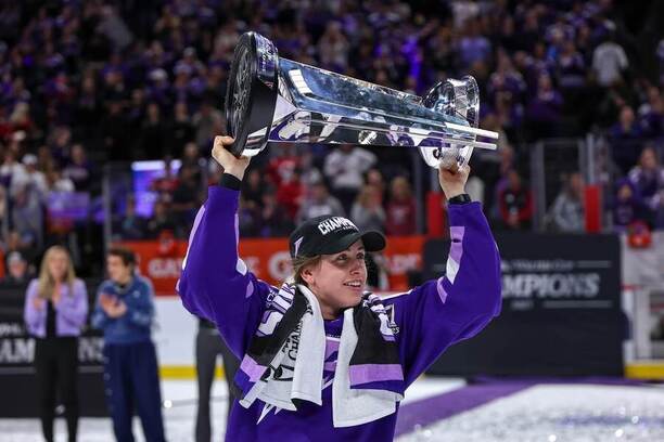 Česká hokejistka Denisa Křížová s Walter Cupem, trofejí pro šampionky ženské PWHL