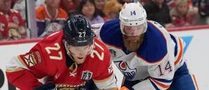 Finále NHL 2024: Na snímku útočník Floridy Eetu Luostarinen (vlevo) a Mattias Ekholm z Edmontonu