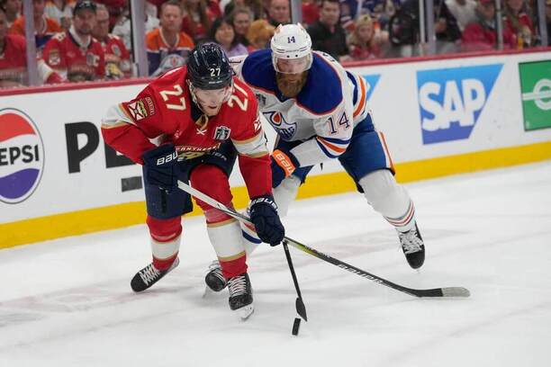 Finále NHL 2024: Na snímku útočník Floridy Eetu Luostarinen (vlevo) a Mattias Ekholm z Edmontonu