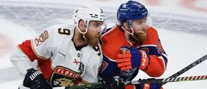Sam Bennett s Conorem McDavidem během finále Stanley Cupu 2024