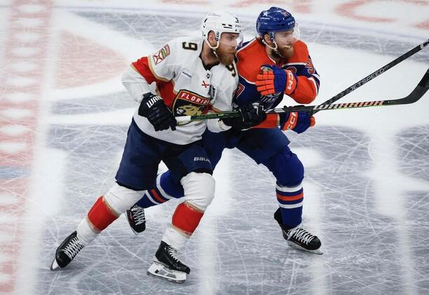 Sam Bennett s Conorem McDavidem během finále Stanley Cupu 2024