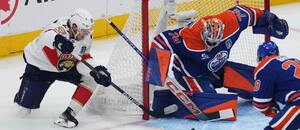 Útočník Floridy Eetu Luostarinen se pokouší překonat brankáře Edmontonu Stuarta Skinnera ve finále play off NHL 2025.