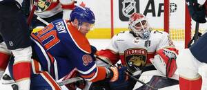 Útočník Edmontonu Corey Perry a brankář Floridy Sergei Bobrovsky ve finále NHL 2025 (Stanley Cup 2025) Útočník Edmontonu Corey Perry a brankář Floridy Sergei Bobrovsky ve finále NHL 2025 (Stanley Cup 2025)