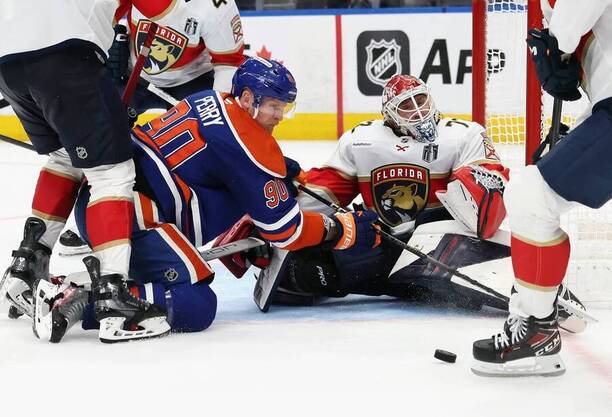 Útočník Edmontonu Corey Perry a brankář Floridy Sergei Bobrovsky ve finále NHL 2025 (Stanley Cup 2025)
