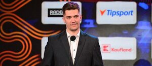 Michal Postava na ceremoniálu Hokejista sezony přebírá cenu pro MVP play off extraligy 2025 Michal Postava na ceremoniálu Hokejista sezony přebírá cenu pro MVP play off extraligy 2025