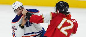 Finále Stanley Cupu 2025: Obránce Edmontonu Darnell Nurse (vlevo) v bitce s Jonahem Gadjovichem, útočníkem ve službách Panthers Finále Stanley Cupu 2025: Obránce Edmontonu Darnell Nurse (vlevo) v bitce s Jonahem Gadjovichem, útočníkem ve službách Panthers
