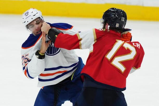 Finále Stanley Cupu 2025: Obránce Edmontonu Darnell Nurse (vlevo) v bitce s Jonahem Gadjovichem, útočníkem ve službách Panthers