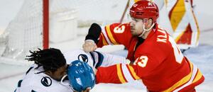 Adam Klapka z Calgary při bitce s Givani Smithem ze San Jose Adam Klapka z Calgary při bitce s Givani Smithem ze San Jose