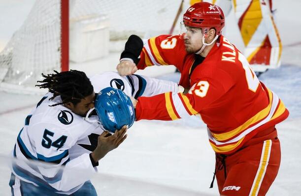 Adam Klapka z Calgary při bitce s Givani Smithem ze San Jose