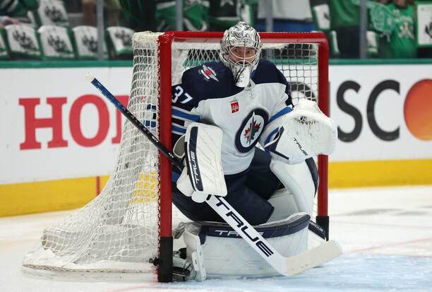 NHL play off 2024/25: Brankář Winnipegu Connor Hellebuyck v duelu proti Dallasu