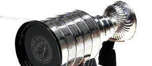 Sidney Crosby se Stanley Cupem po vítězství ve finále 2017. V tehdejší sérii platil stav 2:2 na zápasy Sidney Crosby se Stanley Cupem po vítězství ve finále 2017. V tehdejší sérii platil stav 2:2 na zápasy