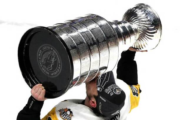 Sidney Crosby se Stanley Cupem po vítězství ve finále 2017. V tehdejší sérii platil stav 2:2 na zápasy