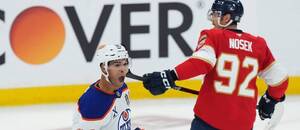 Hokej finále Stanley Cupu 2025, Edmonton vs. Florida, Darnell Nurse z Edmontonu se raduje z gólu, v pozadí Tomáš Nosek z Floridy