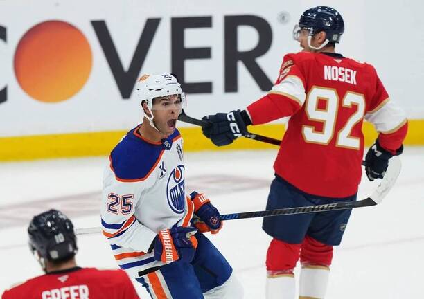 Hokej finále Stanley Cupu 2025, Edmonton vs. Florida, Darnell Nurse z Edmontonu se raduje z gólu, v pozadí Tomáš Nosek z Floridy