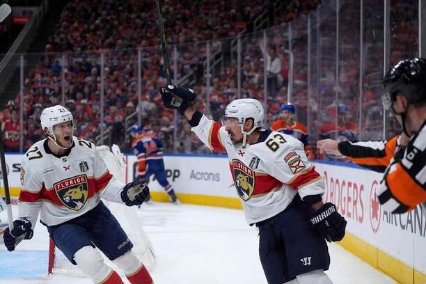 Brad Marchand slaví gól v 5. finále play off NHL 2025, Kanaďan dal už svou 16. vítěznou branku ve Stanley Cupu