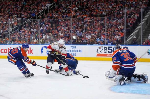Brad Marchand (Florida) těsně před vstřelením vítězného gólu v pátém finále proti Edmontonu