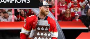 Sam Bennett přebírá Conn Smythe Trophy pro nejužitečnějšího hráče play off NHL 2025