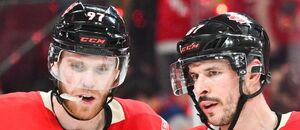 Connor McDavid a Sidney Crosby během NHL 4 Nations Face-Off 2025, oba by měli být součástí kanadské nominace na ZOH 2026