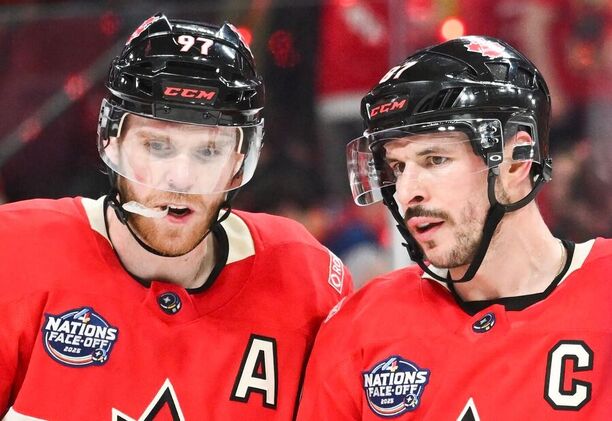 Connor McDavid a Sidney Crosby během NHL 4 Nations Face-Off 2025, oba by měli být součástí kanadské nominace na ZOH 2026