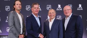 Komisař NHL Gary Bettman a ředitel hráčské asociace NHLPA Marty Walsh si podávají ruku po uzavření nové kolektivní smlouvy platné do roku 2030.