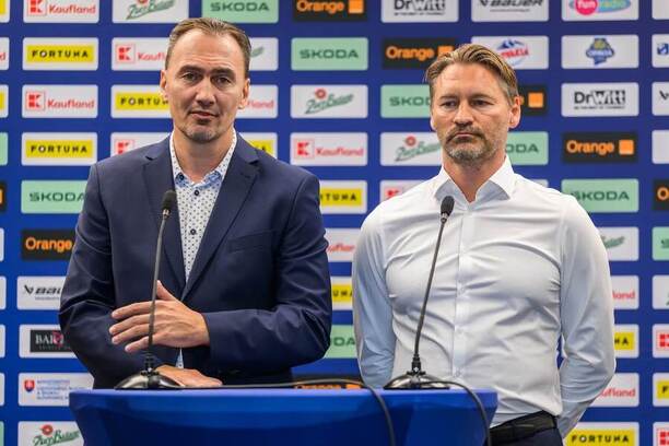 Nový hlavní trenér slovenské hokejové reprezentace Vladimír Országh (vpravo) na tiskové konferenci s prezidentem svazu Miroslavem Šatan