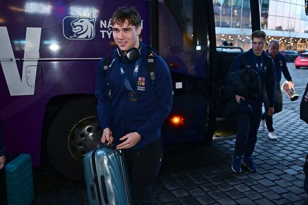 Adam Novotný (vlevo) a Tomáš Galvas patří k oporám současného českého týmu U20 (fotka po příletu z MSJ 2025)