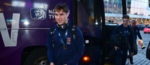 Adam Novotný (vlevo) a Tomáš Galvas patří k oporám současného českého týmu U20 (fotka po příletu z MSJ 2025)