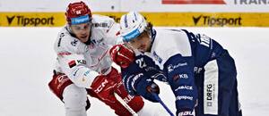 Třinecký bek Patrik Koch se snaží obrat o puk útočníka Komety Kristiána Pospíšila