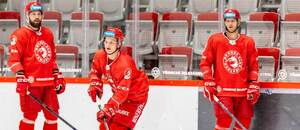 Trénink týmu HC Oceláři Třinec, příprava na novou sezonu 25/26, zleva Bohumil Jank, Petr Sikora a Miloš Roman