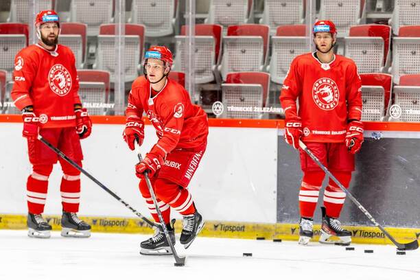 Trénink týmu HC Oceláři Třinec, příprava na novou sezonu 25/26, zleva Bohumil Jank, Petr Sikora a Miloš Roman