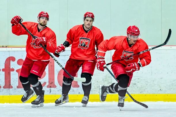 Alex Tamáši, T.J. Melancon a Jordann Perret v přípravě Hradce Králové na novou sezonu, dnes Mountfield HK vstupuje do Ligy mistrů v hokeji 2025/2026