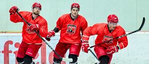 Alex Tamáši, T.J. Melancon a Jordann Perret v přípravě Hradce Králové na novou sezonu, dnes Mountfield HK vstupuje do Ligy mistrů v hokeji 2025/2026