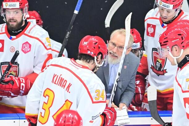 Trenér Tomáš Martinec burcuje hokejisty Hradce Králové v zápase Ligy mistrů v hokeji, dnes Mountfield HK hraje v Bernu