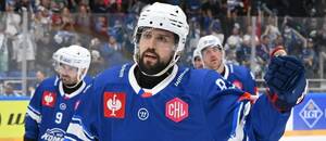 Šimon Stránský se raduje z gólu Komety v Lize mistrů v hokeji 2025/2026. Kolikrát se Brno trefí dnes v Bernu?