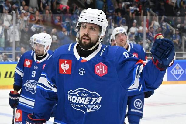 Šimon Stránský se raduje z gólu Komety v Lize mistrů v hokeji 2025/2026. Kolikrát se Brno trefí dnes v Bernu?