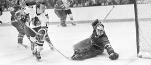Ken Dryden předvádí zákrok za Montreal Canadiens Ken Dryden předvádí zákrok za Montreal Canadiens