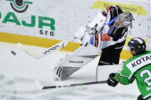 Filip Novotný jako první brankář v extralize skóruje přes celé hřiště. Uvidíme brankářský gól také v hokejové ELH 2025/2026?