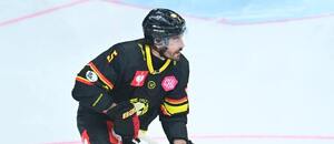 Český obránce Michal Kempný v barvách celku Brynäs