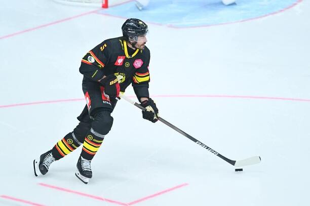 Český obránce Michal Kempný v barvách celku Brynäs