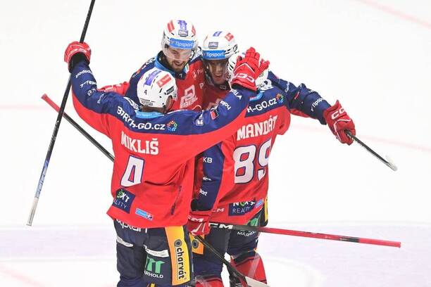 Hokejisté Pardubic se radují z gólu v 1. kole Tipsport ELH 2025-26
